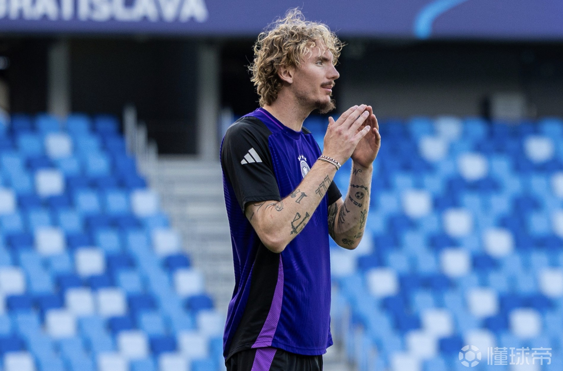 关于斯图加特球员合力，赢得一场胜仗继续追赶集团的信息