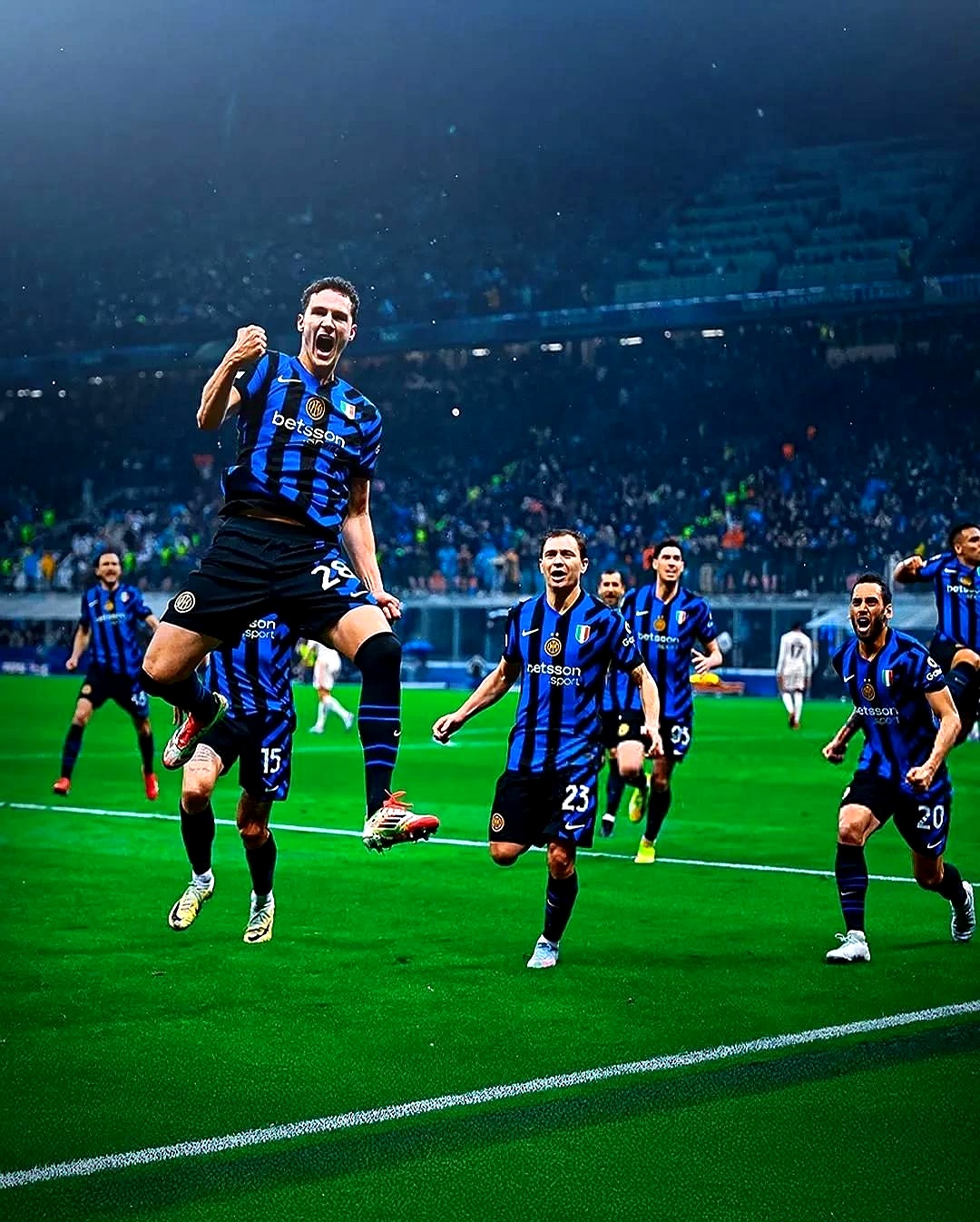 包含国际米兰在比赛中大获全胜领跑积分榜的词条