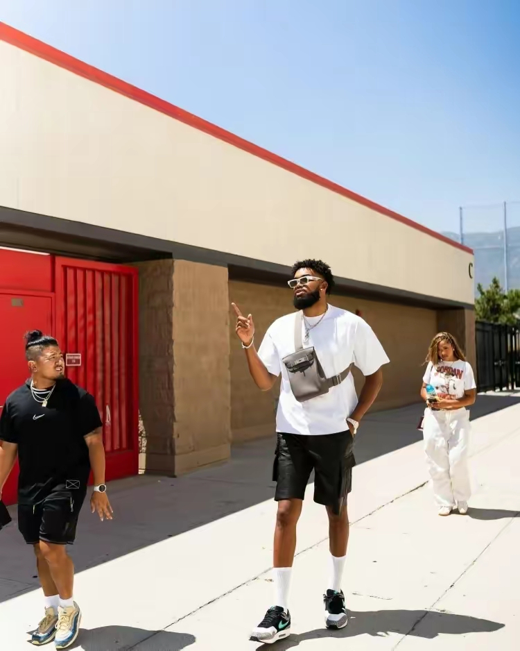 关于森林狼球员唐斯接受媒体采访，分享个人成长心得的信息