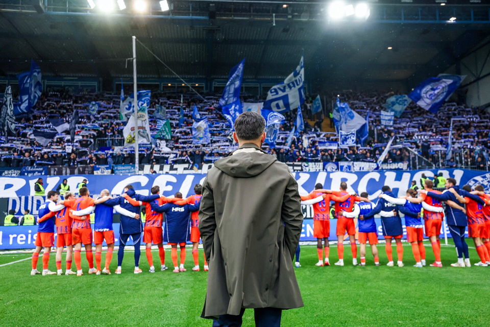 沙尔克队逆转比赛，连胜记录延续