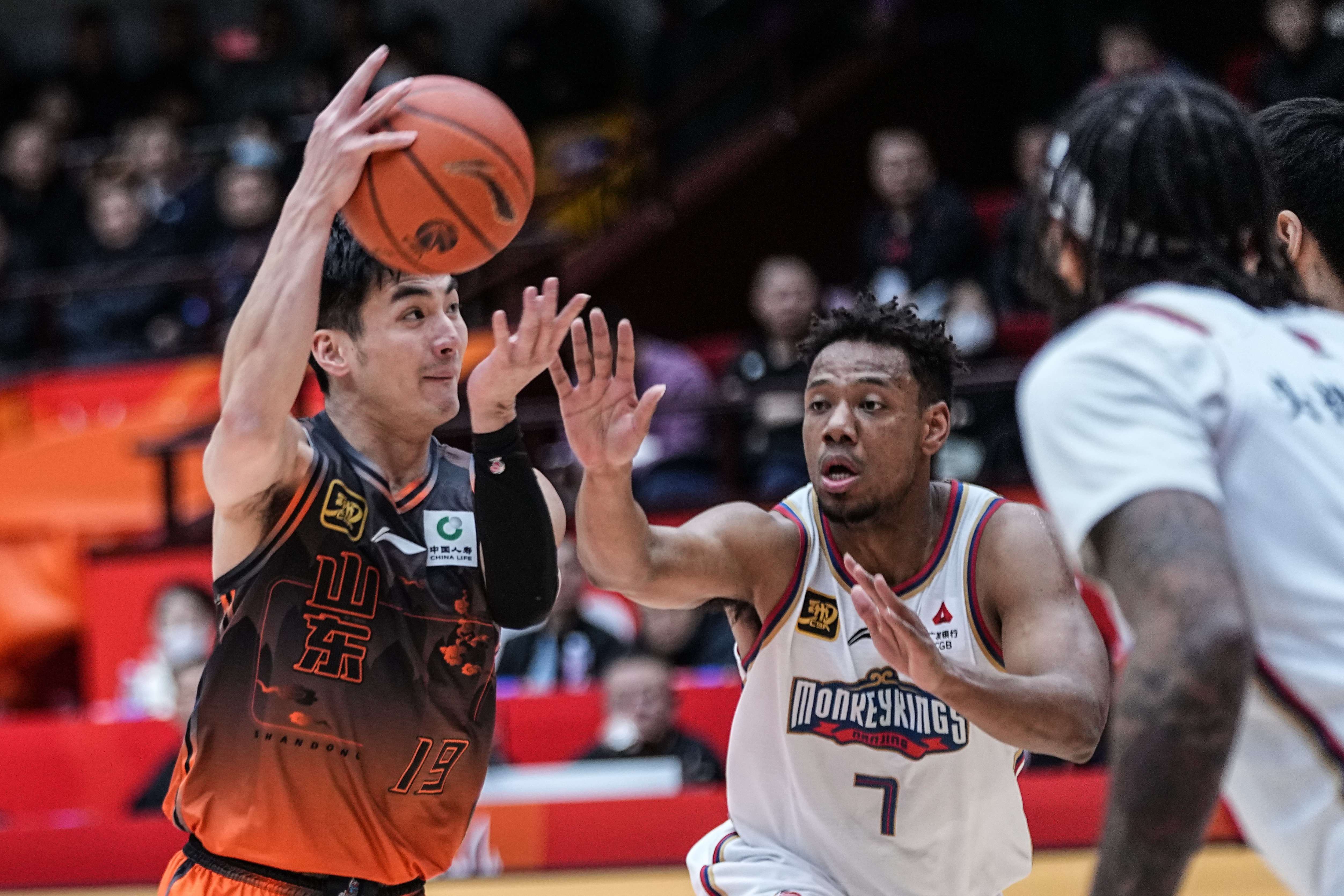 山东鲁能男篮胜出，击败江苏队晋级八强