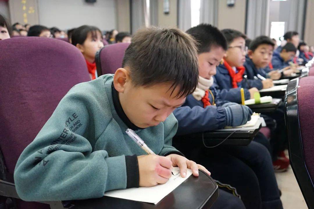 灰狼队队员展示家中训练成果