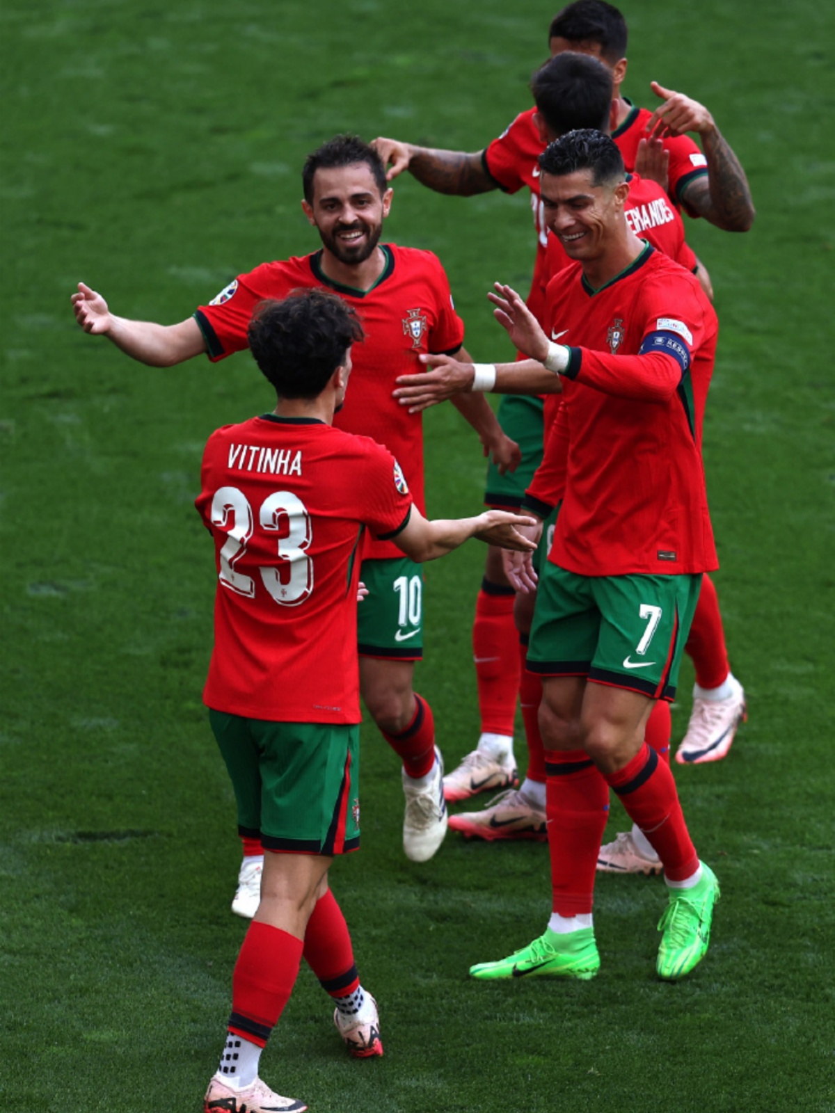 欧洲足球联赛中球队打出团结拼搏精神