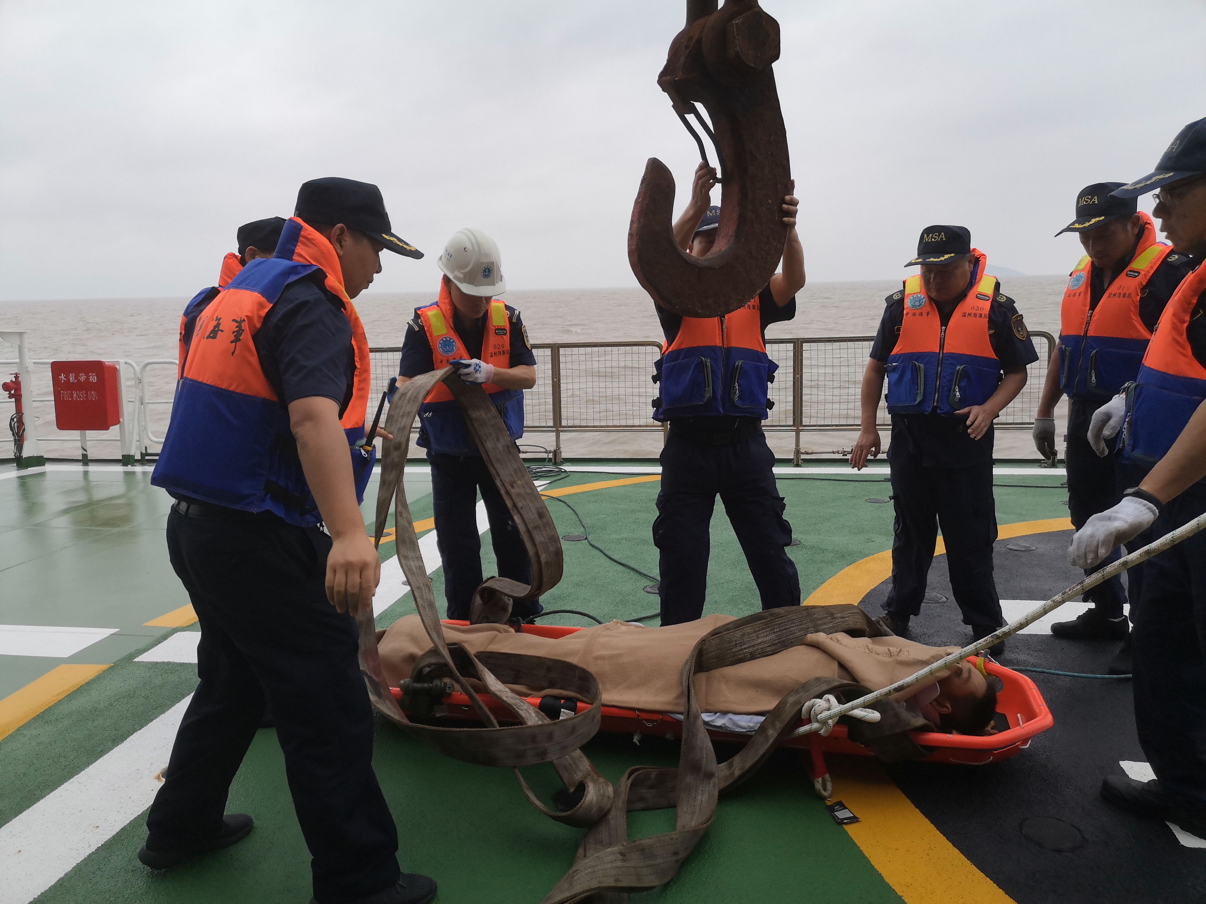 毕尔巴鄂队员比赛中意外受伤，医护人员紧急救助的简单介绍