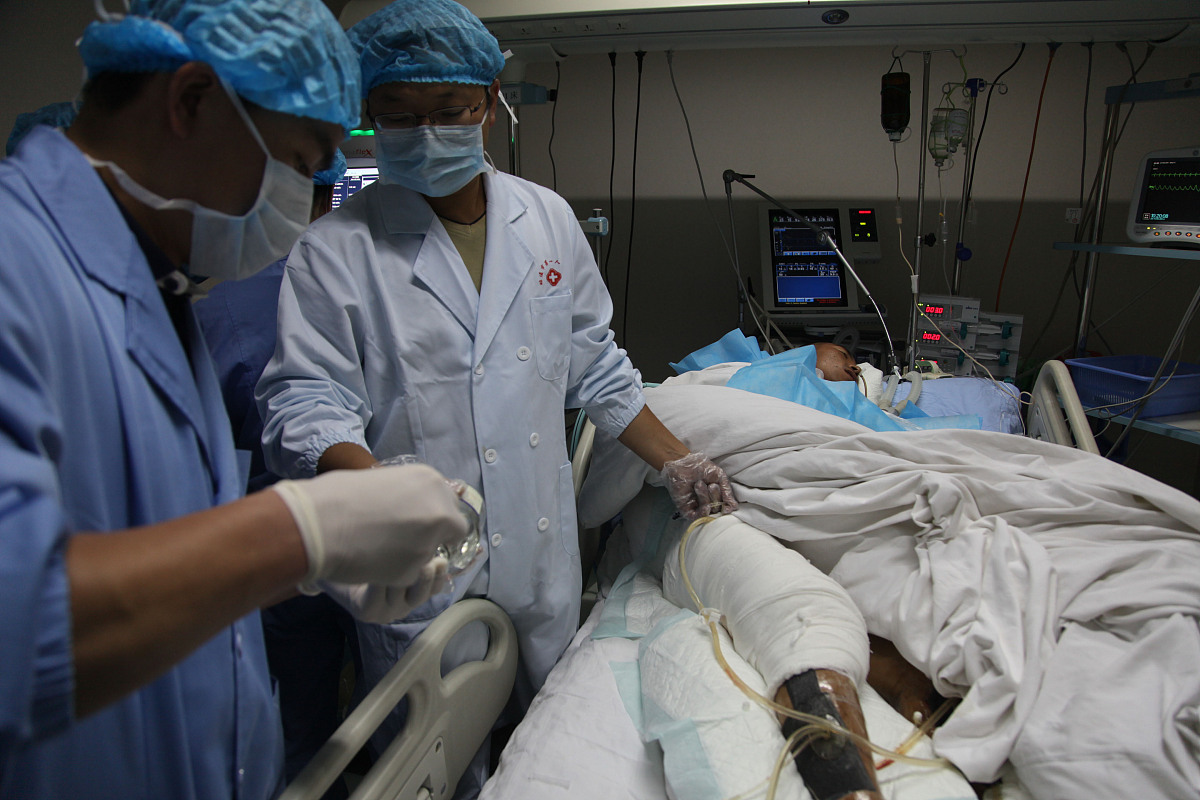 毕尔巴鄂队员比赛中意外受伤，医护人员紧急救助的简单介绍